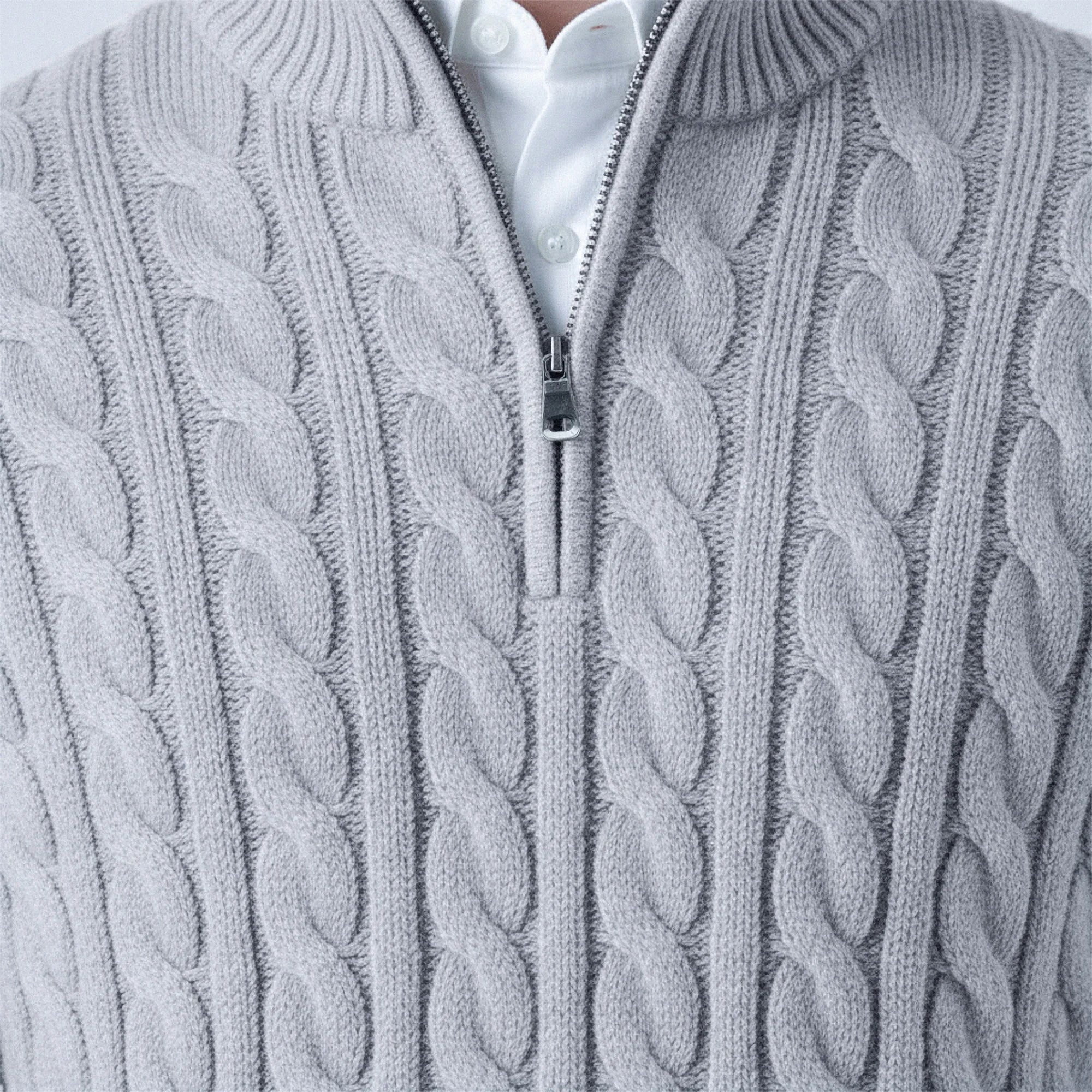 Maglione in cotone lavorato a treccia con zip a mezza apertura